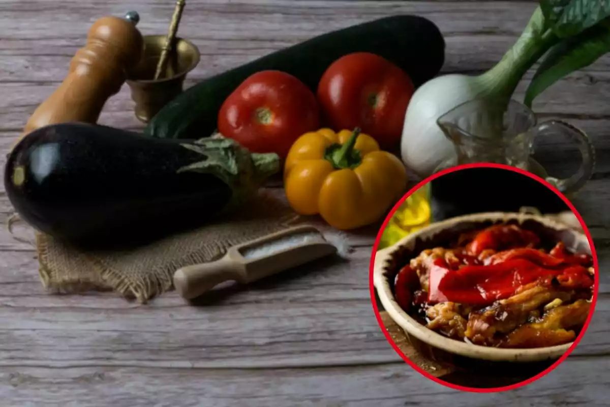 Una varietat de vegetals frescos com albergínia, pebrots, ceba, tomàquets i carbassó sobre una taula de fusta amb un plat de ratatouille en un cercle ressaltat. Una varietat de vegetals frescos com albergínia, pebrots, ceba, tomàquets i carbassó sobre una taula de fusta amb un plat de ratatouille en un cercle ressaltat.