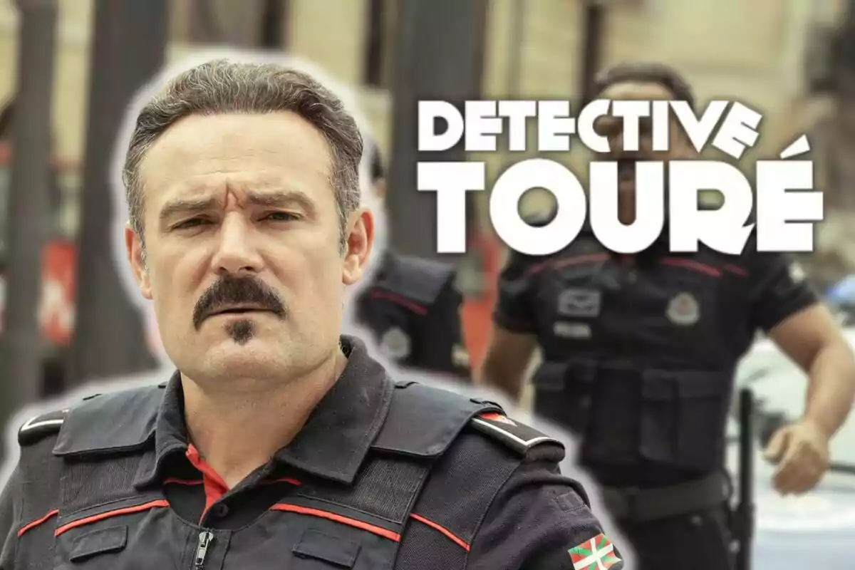 Urko Olazabal amb uniforme policial i bigoti apareix en primer pla amb el text "Detective Touré" al fons.