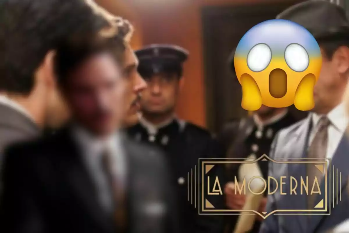 Un grup d'homes, alguns amb uniformes de policia, estan reunits a una habitació amb il·luminació càlida; un té un emoji de sorpresa sobre el seu rostre ia la cantonada inferior dreta es pot llegir "La Moderna".