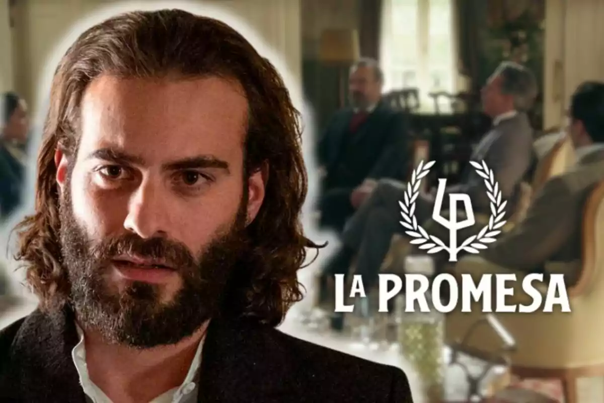 Ibrahim Al Shami en primer pla amb el logotip i el títol La Promesa al fons juntament amb diverses persones assegudes en una sala elegant