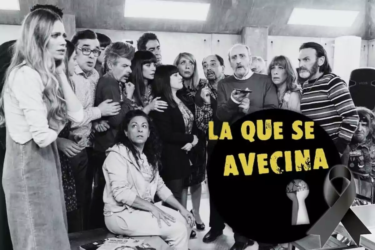 Repartiment de la sèrie La que se avecina en una imatge en blanc i negre amb expressió de sorpresa i un llaç negre de dol sobre el logotip de la sèrie