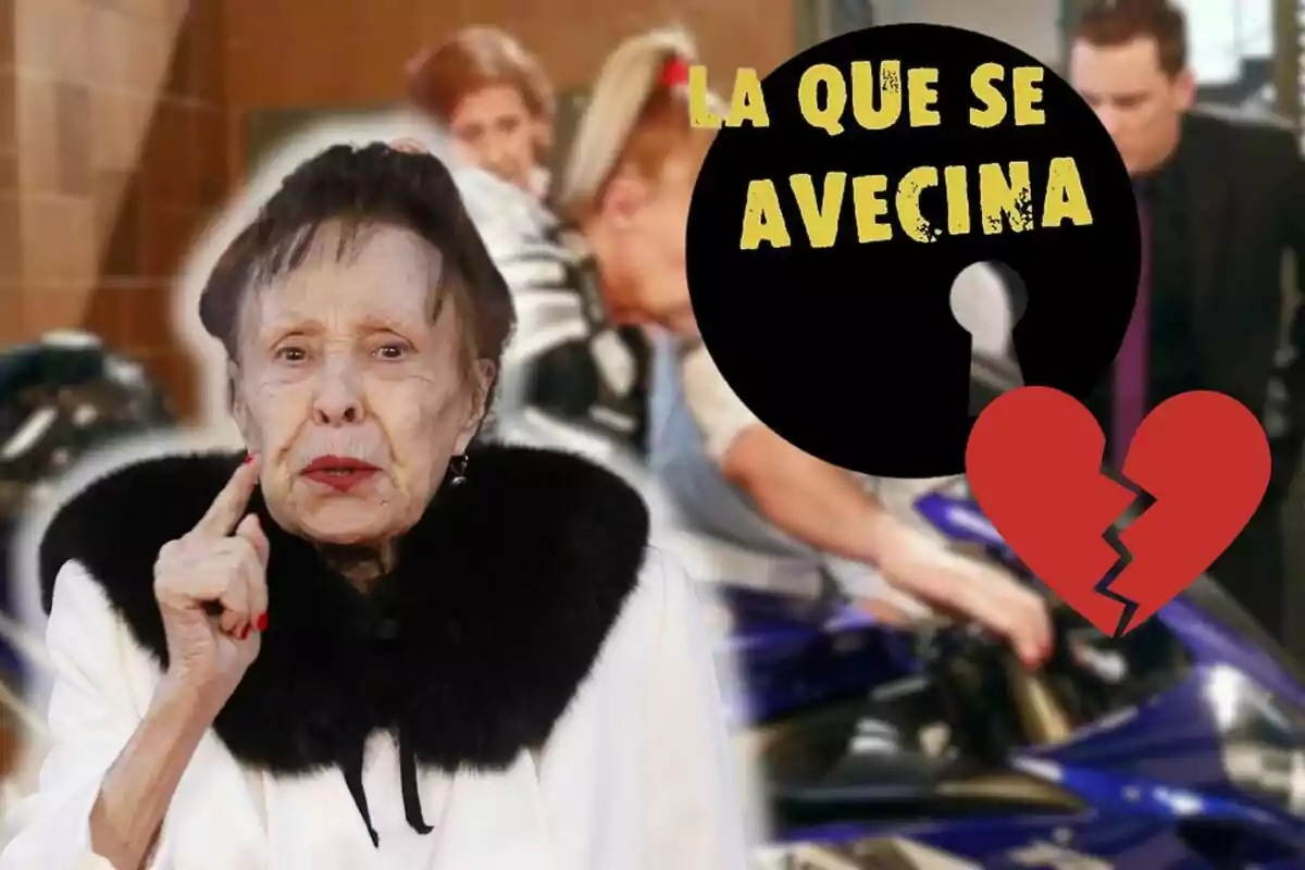 Gemma Cuervo amb un abric blanc i un coll de pell negra apareix en primer pla, assenyalant amb el seu dit índex, mentre que al fons s'observa una escena borrosa amb diverses persones i una motocicleta; a la cantonada superior dreta hi ha un logotip circular negre amb el text "LA QUE S'AVECINA" en groc i un cor trencat vermell.