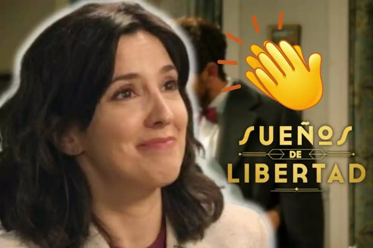 Carolina Lapausa somrient amb cabell fosc apareix en primer pla, mentre que al fons es veu un home desenfocat; a la dreta hi ha un emoji d'aplaudiment i el text "Sueños de Libertad".