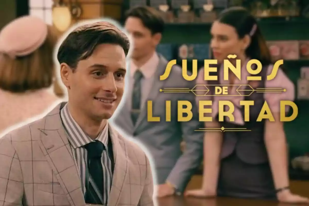 David Matarín somrient amb vestit de quadres i corbata en un entorn d'estil retro amb el text "Sueños de Libertad" en lletres daurades.