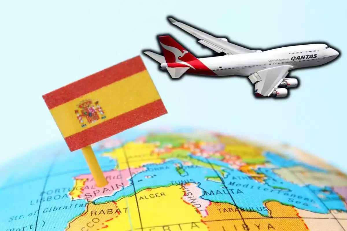 Muntatge amb una bola del món que assenyala amb una bandera a Espanya i al costat dret un avió