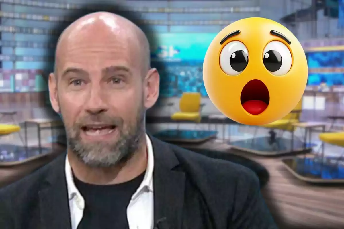 Gonzalo Miró amb barba en un estudi de televisió amb un emoji sorprès flotant al seu costat.