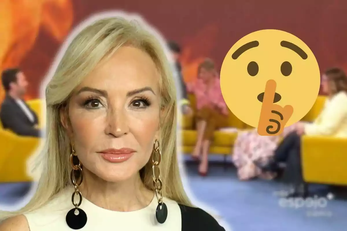 Carmen Lomana amb arracades grans està en primer pla, mentre que al fons hi ha un grup de persones assegudes en un plató de televisió amb un emoji de silenci superposat.