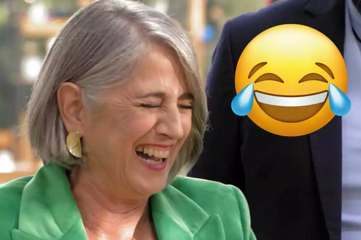 Eva Arguiñano de cabello canoso y corto se ríe con los ojos cerrados mientras lleva un saco verde y un emoji de risa aparece al lado.