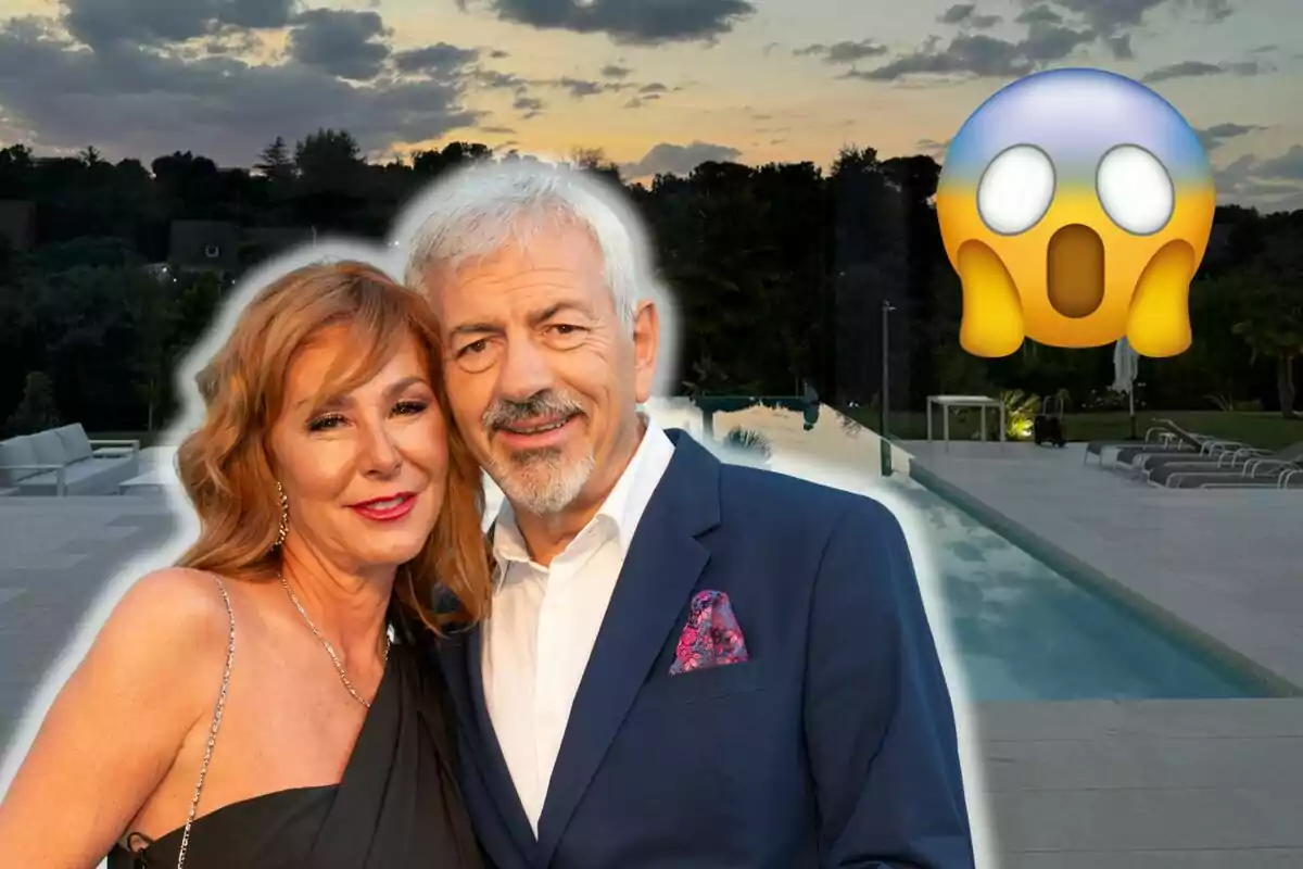 Patricia Santamarina i Carlos Sobera somrients posen davant una piscina al capvespre, amb un emoji de sorpresa a la cantonada superior dreta.