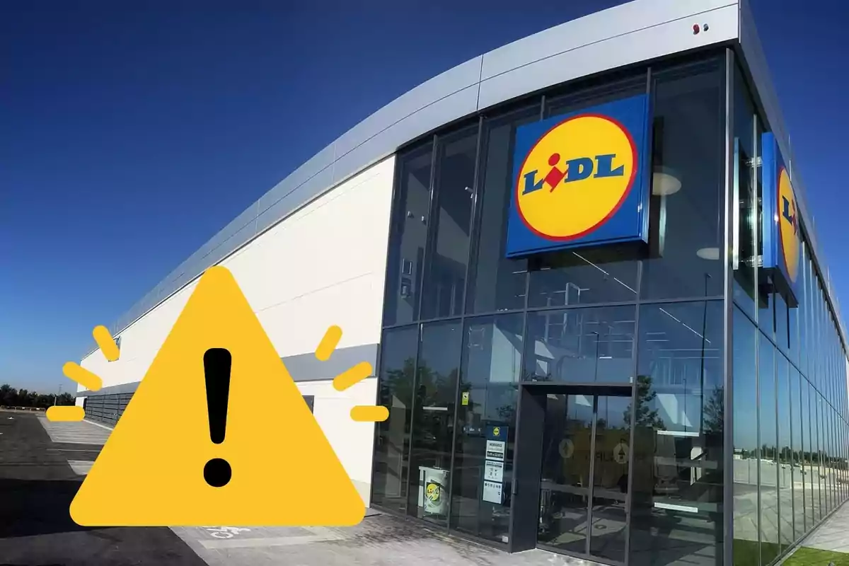 Façana d´una botiga Lidl amb un símbol d´advertència groc en primer pla.