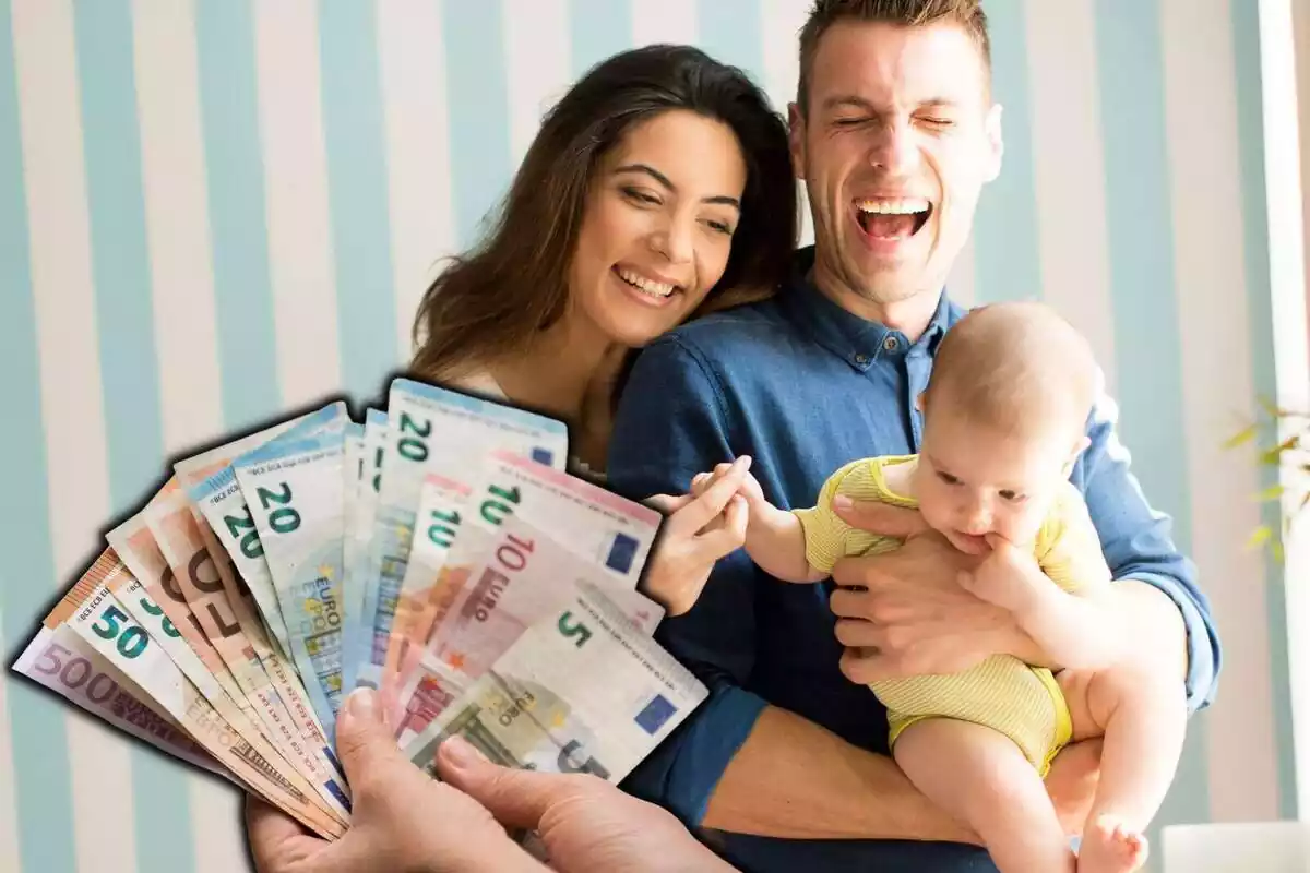 Muntatge d'una família feliç amb un nadó i la imatge d'un ventall de diners a un costat