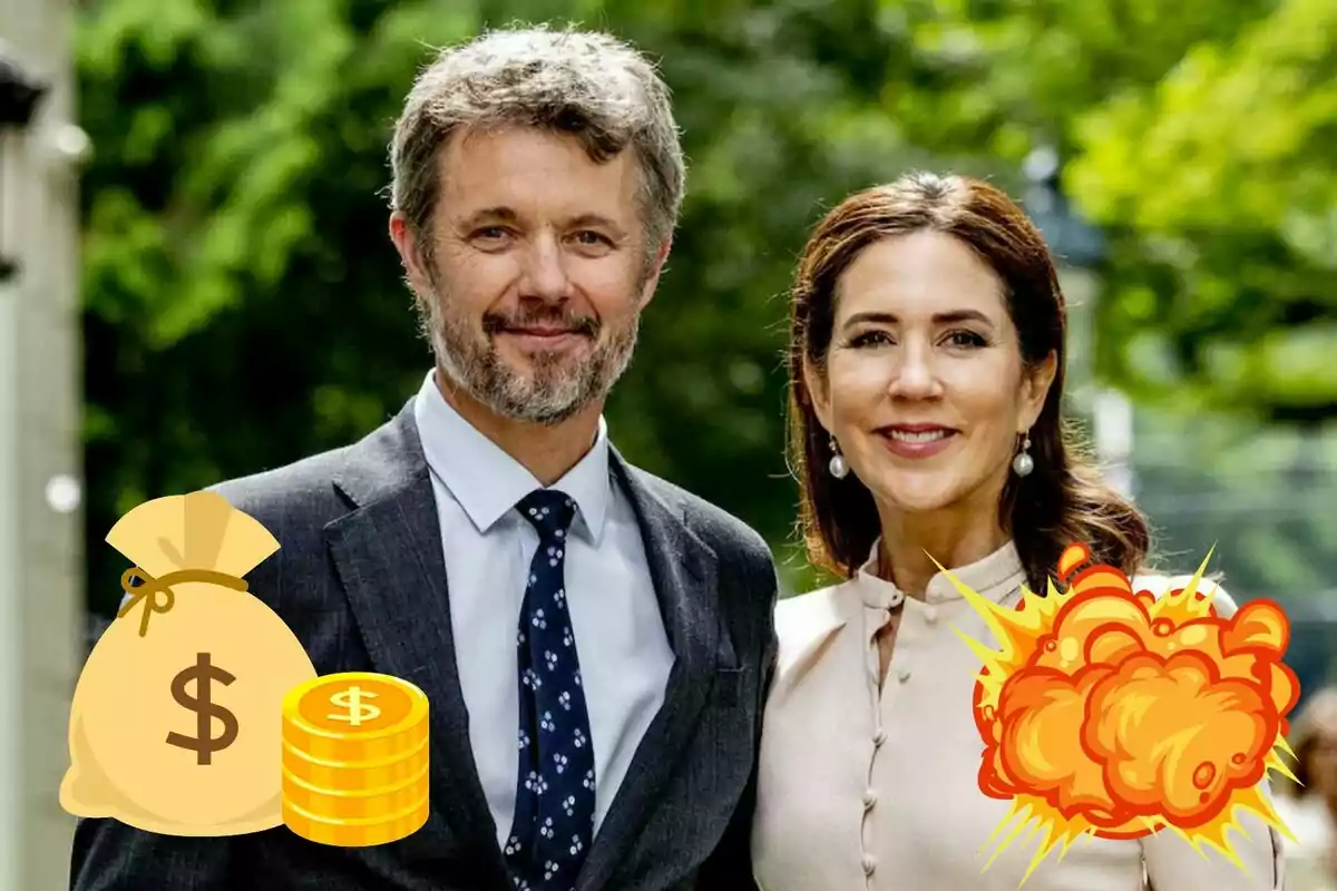 Federico i Mary de Dinamarca somrient posant a l'aire lliure amb emojis de diners i explosió superposats.