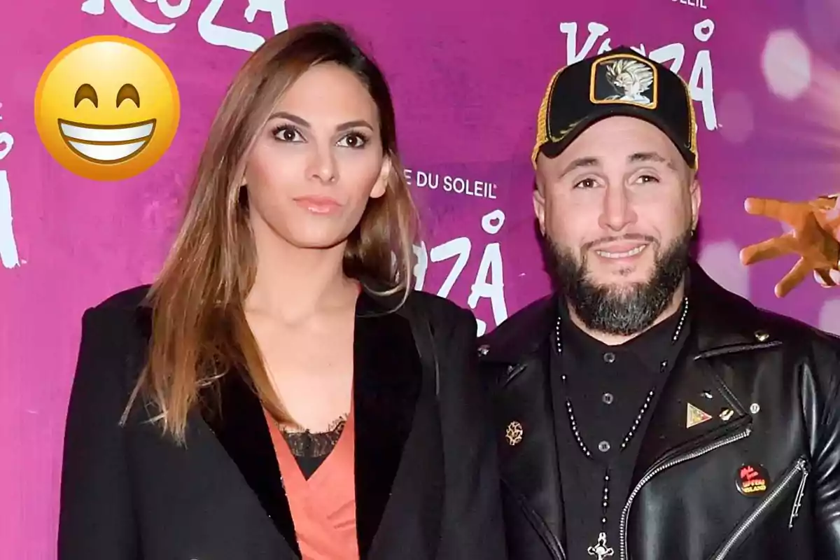 Irene Rosales i Kiko Rivera posant davant d’un fons rosa amb lletres blanques i un emoji somrient gran a la cantonada superior esquerra