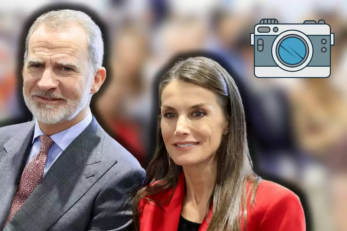 Felip VI i la reina Letícia elegantment vestida posant davant d’un fons desenfocat amb una icona de càmera a la cantonada superior dreta