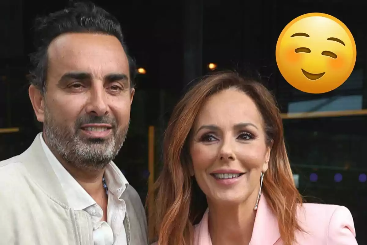 Fidel Albiac i Rocío Carrasco somrient posen junts a l’aire lliure amb un emoji de cara somrient a la cantonada superior dreta