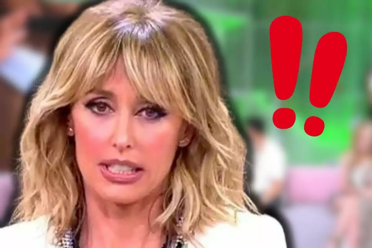 Emma García amb expressió de sorpresa o preocupació en un plató de televisió amb dos signes d’exclamació vermells al fons