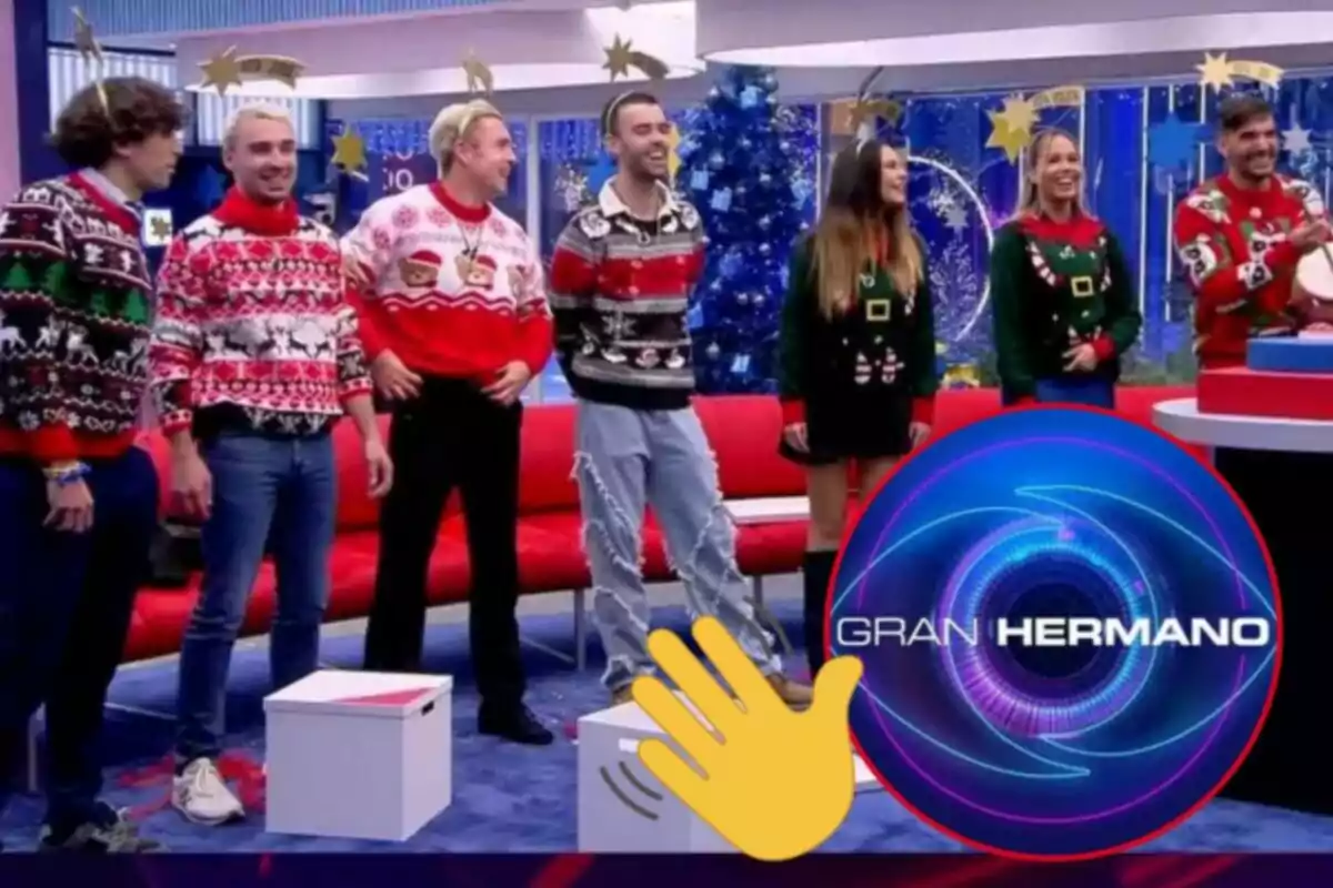 Un grup de persones amb suèters nadalencs posen un set decorat amb motius festius i un arbre de Nadal, al costat del logotip d'un programa de televisió.