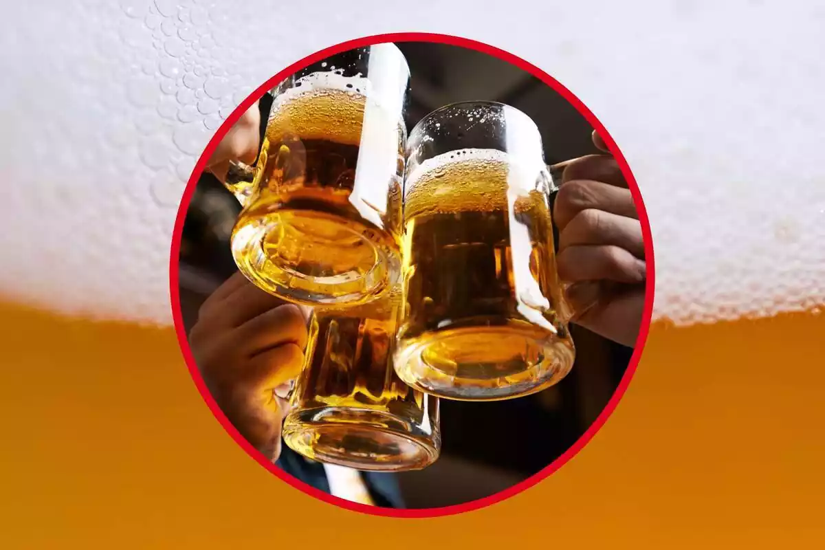 Muntatge d'un fons de cervesa amb escuma i una rodona amb tres gots de cervesa