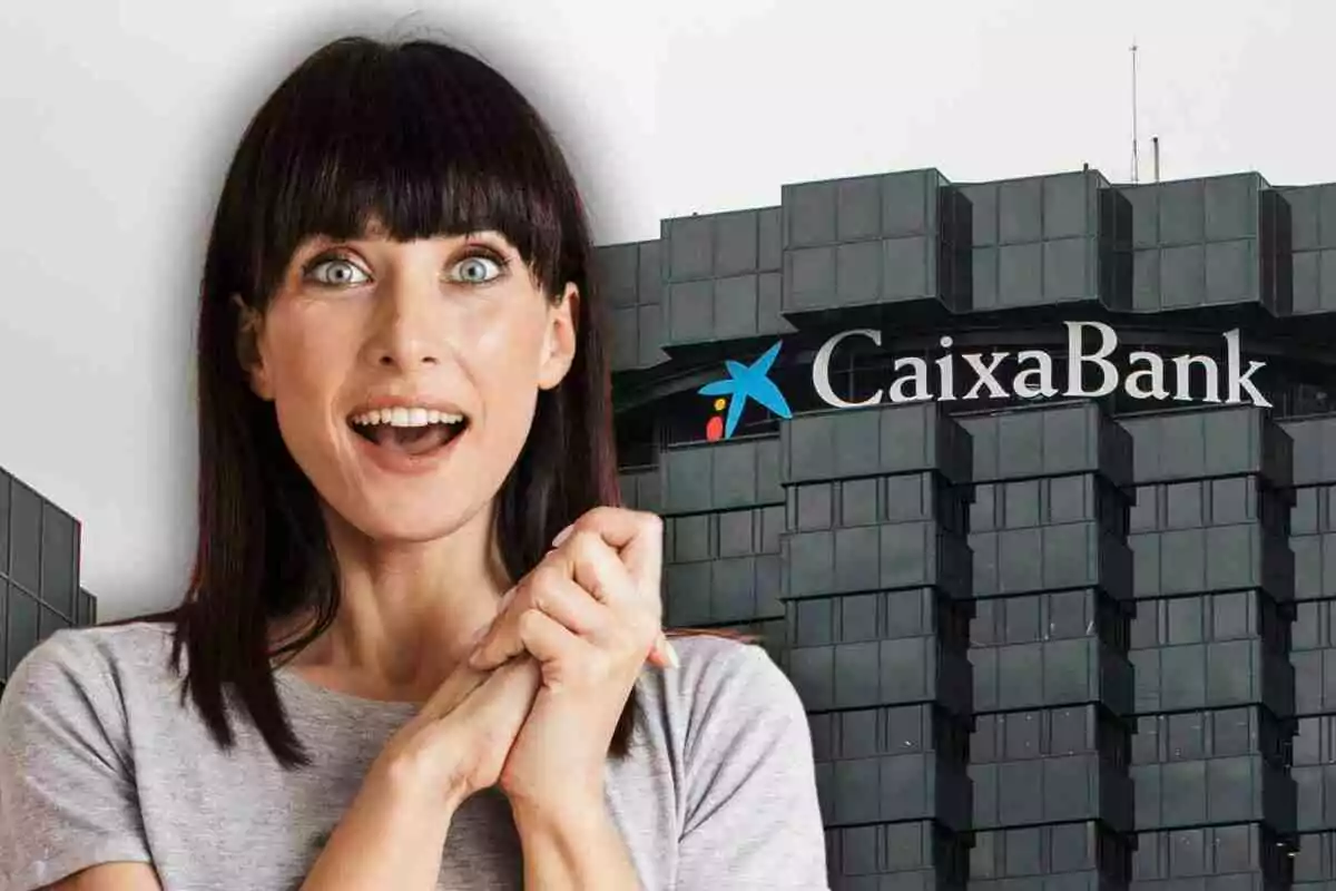 Dona amb expressió de sorpresa i alegria davant d’un edifici de CaixaBank