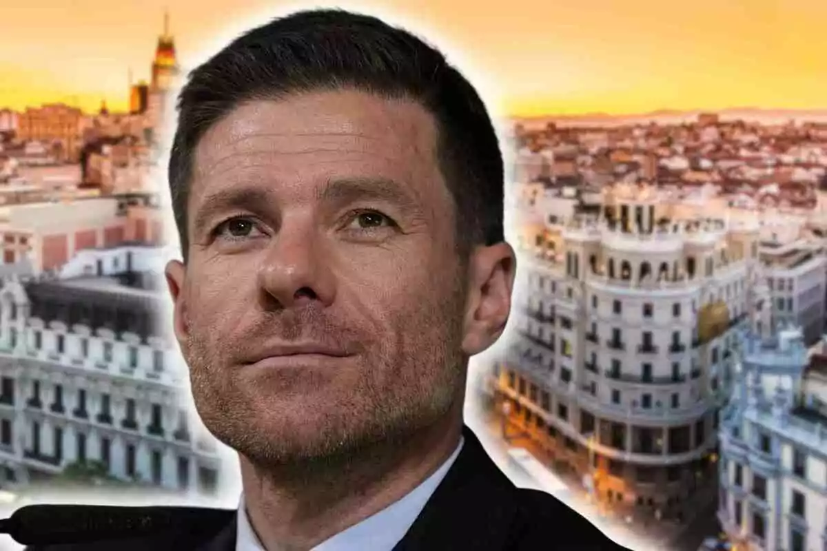 Xabi Alonso amb cabells curts i barba retallada amb fons de ciutat al capvespre
