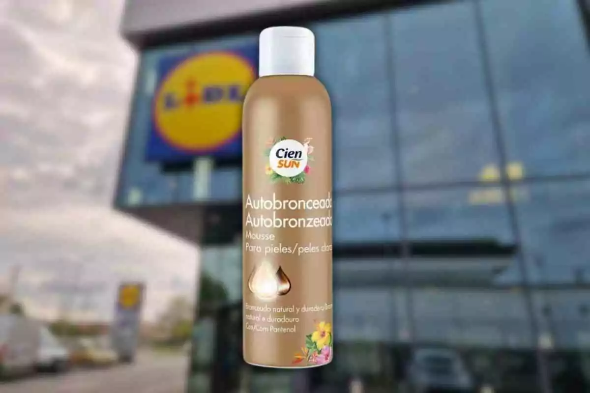Envàs de mousse autobronzejador Cien Sun per a pells clares davant d’una botiga Lidl desenfocada Envàs de mousse autobronzejador Cien Sun per a pells clares davant d’una botiga Lidl desenfocada