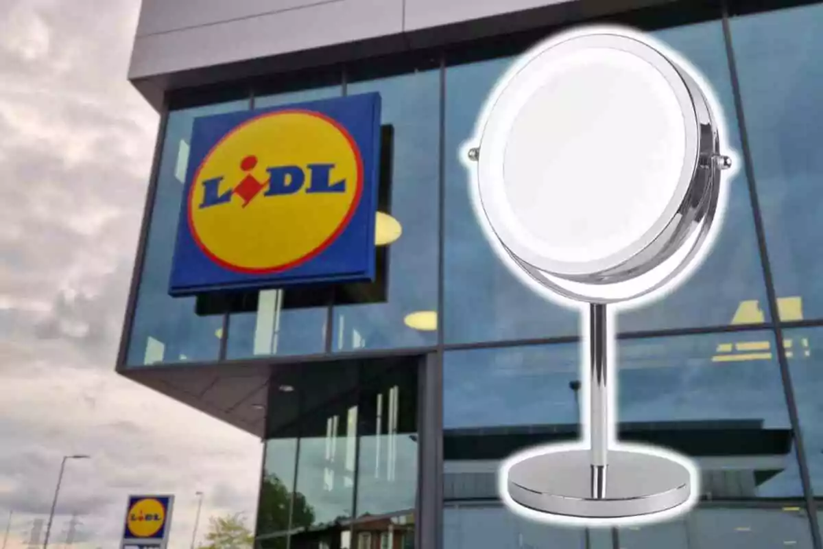Un mirall d’augment col·locat davant la façana d’una botiga Lidl Un mirall d’augment col·locat davant la façana d’una botiga Lidl