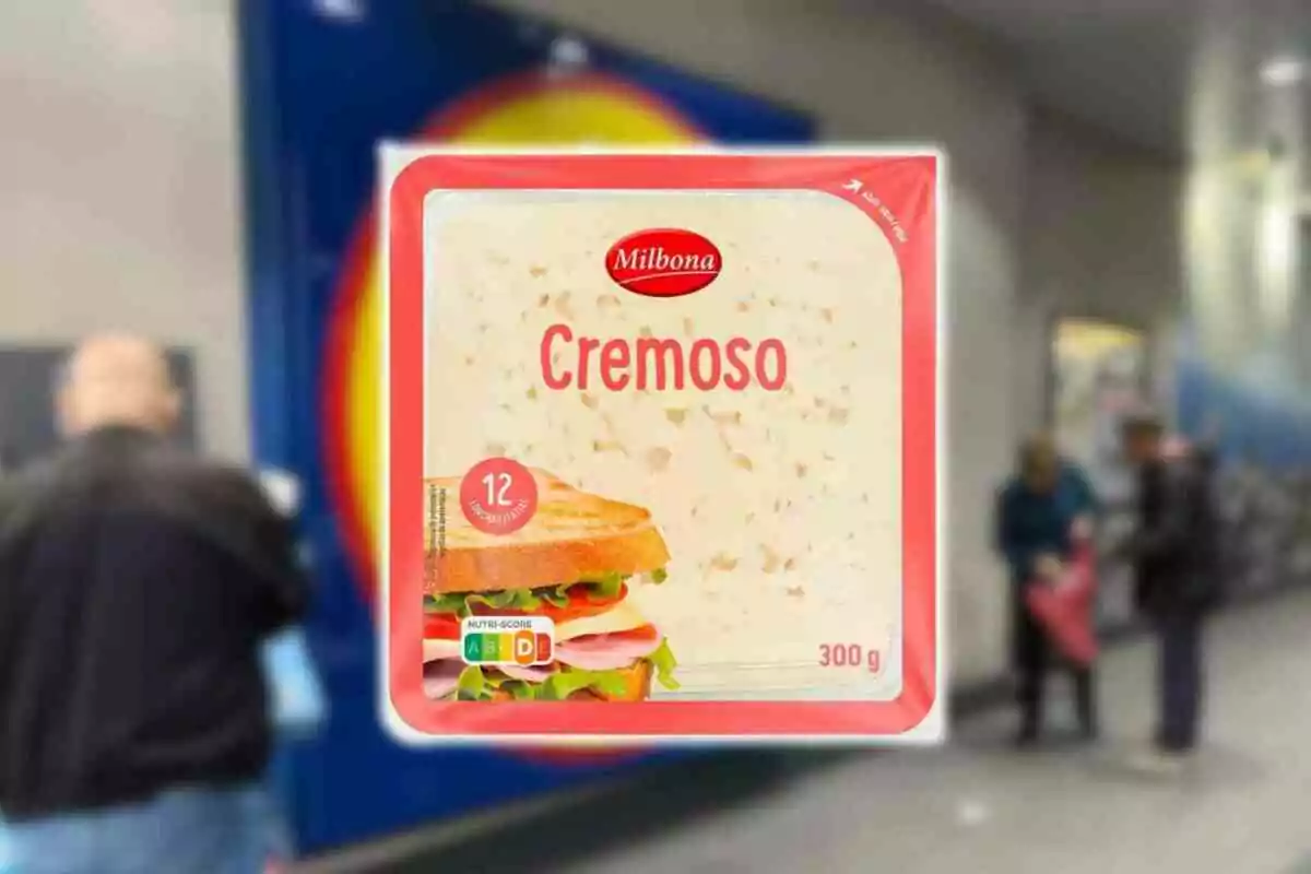 Un paquete de queso en lonchas de la marca Milbona con la palabra Un paquete de queso en lonchas de la marca Milbona con la palabra
