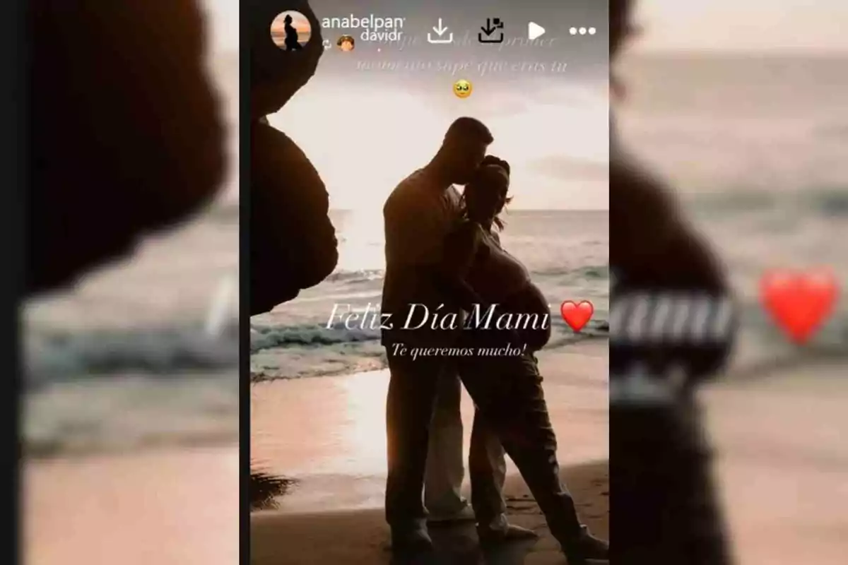 Anabel Pantoja i David Rodríguez s'abracen a la platja al capvespre amb un missatge de Anabel Pantoja i David Rodríguez s'abracen a la platja al capvespre amb un missatge de