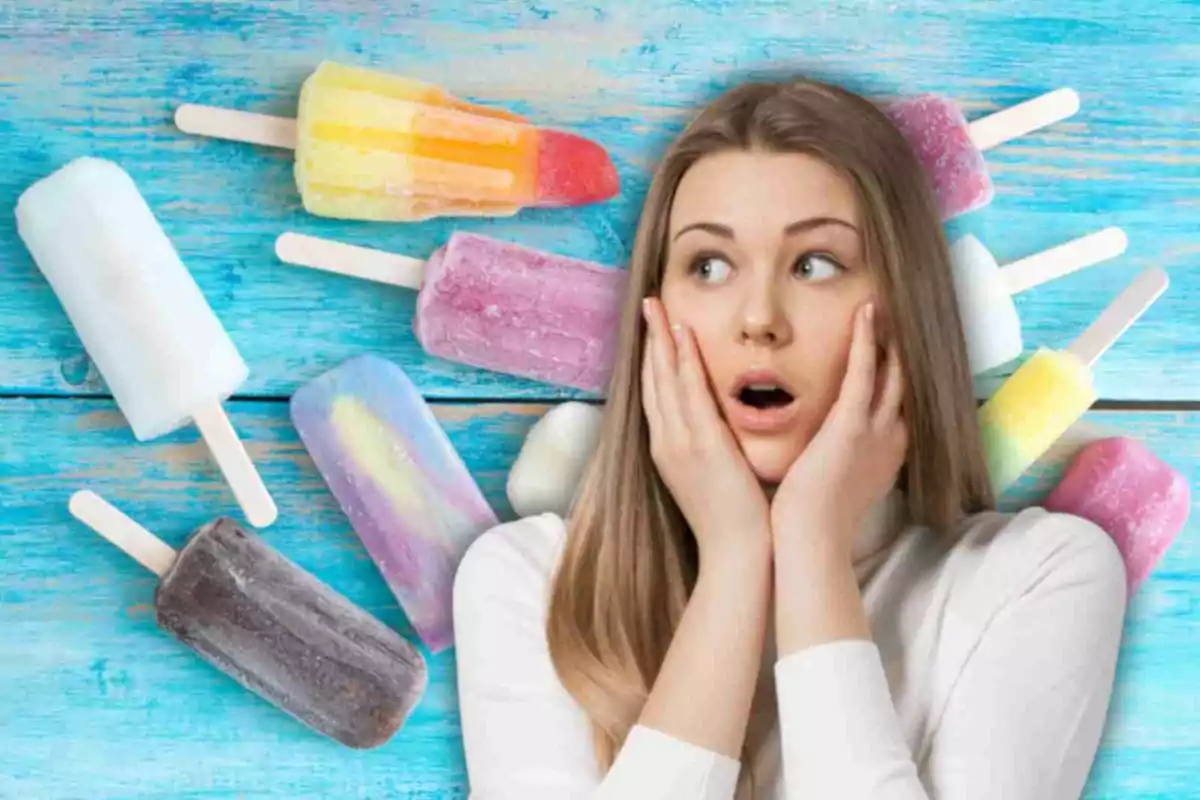 Una dona amb expressió de sorpresa envoltada de polos de colors sobre un fons blau.