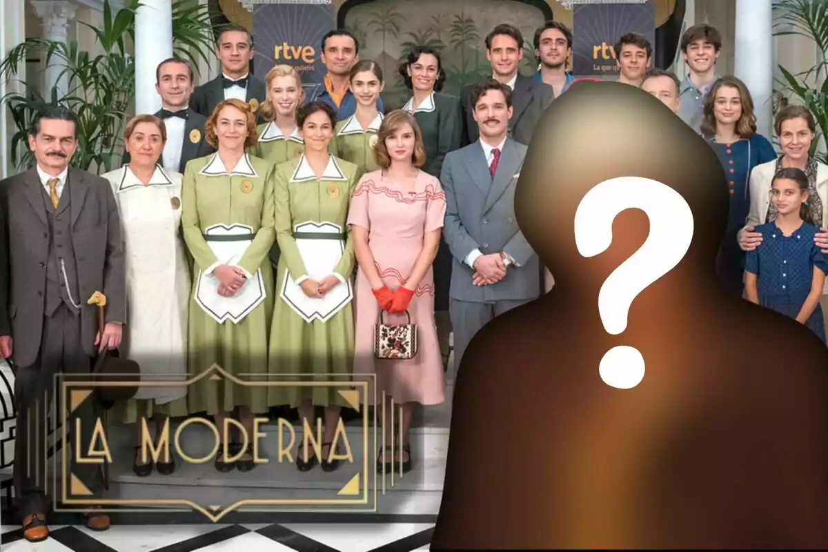 Grup de persones posant per a una foto promocional de la sèrie "La Moderna" de RTVE, amb una figura ombrejada i un signe d'interrogació al costat dret.