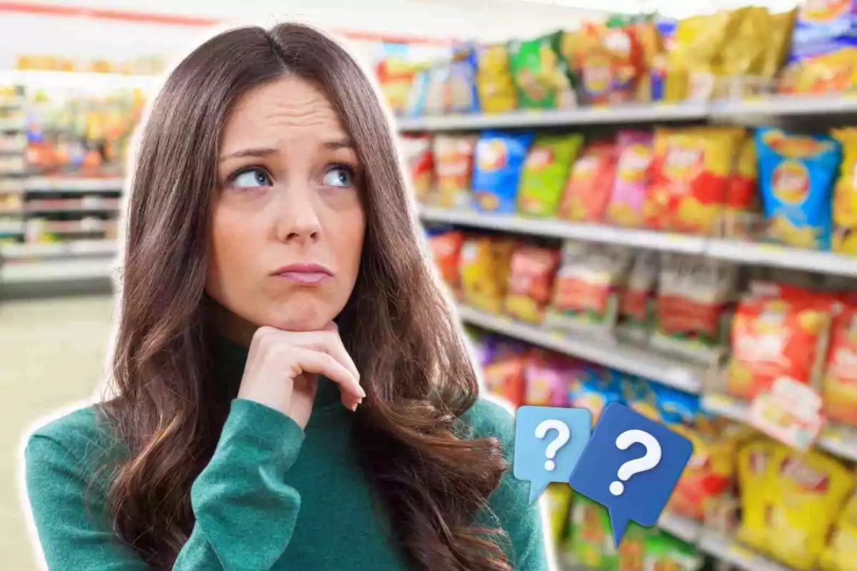 Dona pensativa en un passadís de supermercat amb prestatges plens de bosses de snacks i dues bombolles de diàleg amb signes d'interrogació.