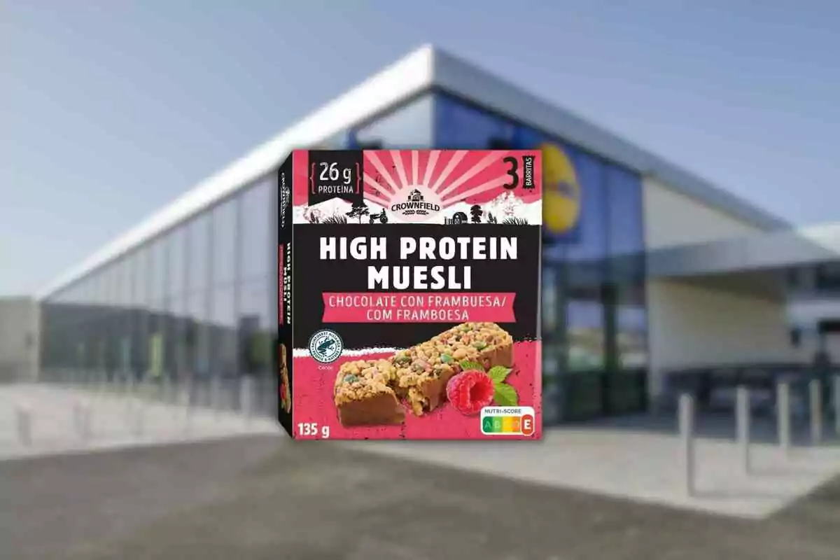 High-protein muesli box with chocolate and raspberry in front of a modern building. High-protein muesli box with chocolate and raspberry in front of a modern building.