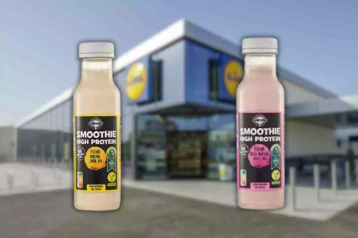 Dos botellas de batidos de alta proteína frente a un supermercado.