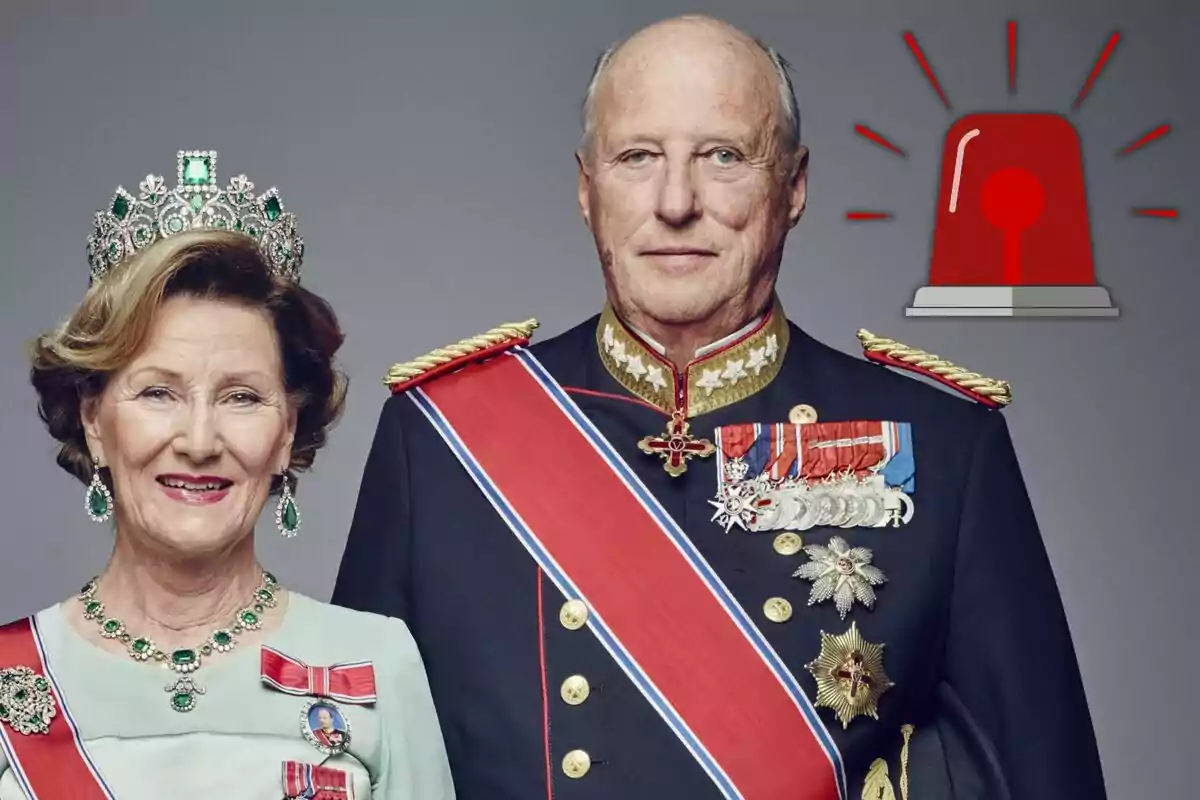 La reina Sònia i el rei Harald de Noruega vestits amb vestits formals i condecoracions, la dona porta una tiara i joies verdes, mentre que l'home vesteix un uniforme militar amb medalles i una banda vermella, al fons hi ha una icona de sirena vermella.