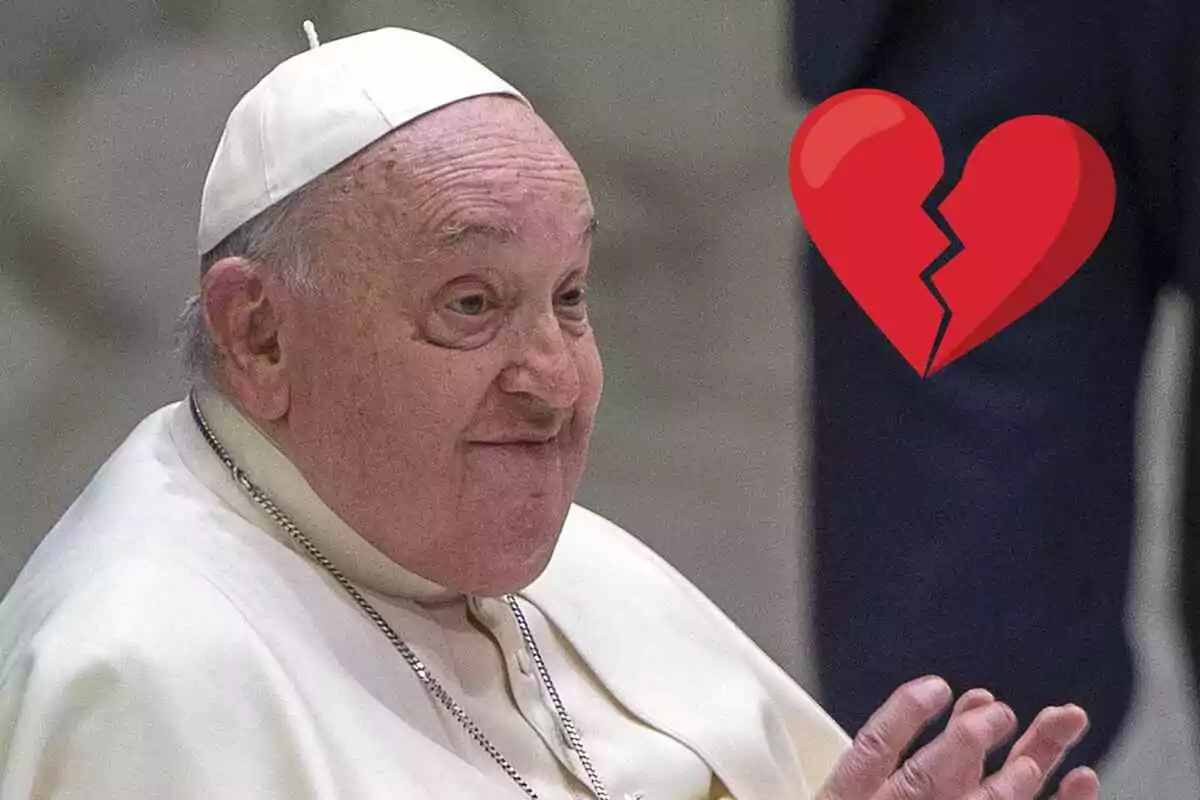 El papa Francesc amb vestimenta religiosa blanca i un emoji de cor trencat al costat.