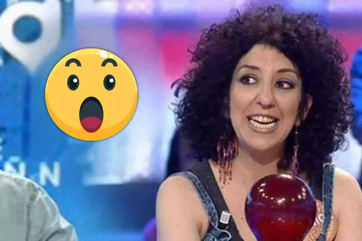 Mónica Cervera somrient amb cabell arrissat en 'Pasapalabra' al costat d'un emoji sorprès.