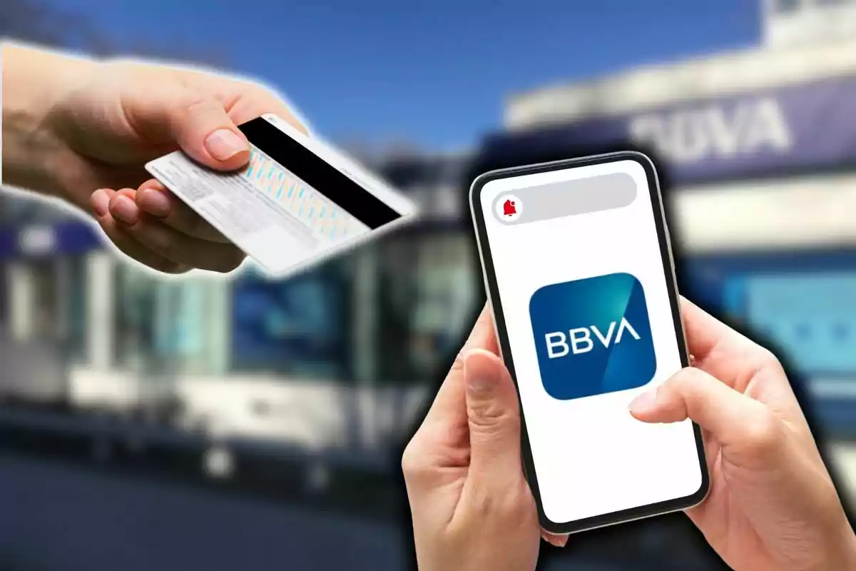 Mà sostenint una targeta de crèdit i una altra mà sostenint un telèfon mòbil amb el logo de BBVA a la pantalla davant d'un fons borrós d'un edifici.