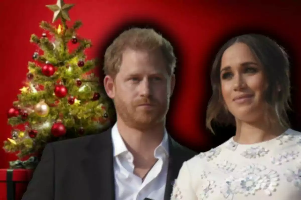 Una parella, formada pel príncep Harry i Meghan Markle, posant davant d'un arbre de Nadal decorat amb adorns vermells i daurats sobre un fons vermell.