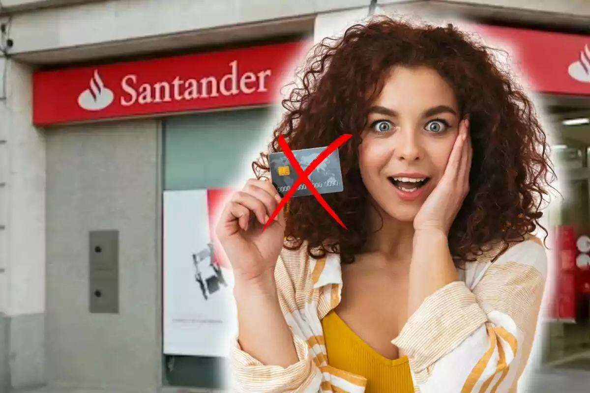 Una dona sorpresa sosté una targeta de crèdit titllada davant d'una sucursal del Banco Santander.