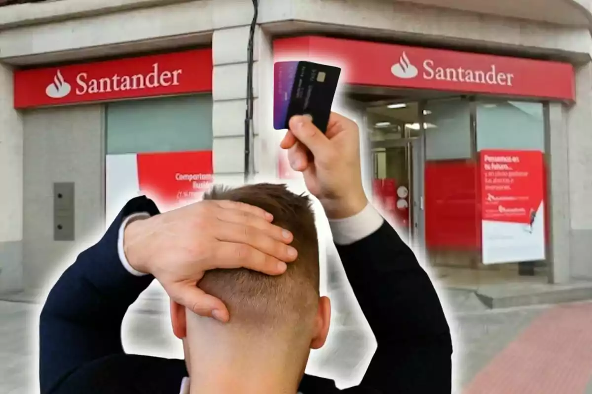 Un home d?esquena sosté una targeta de crèdit davant d?una sucursal del banc Santander.