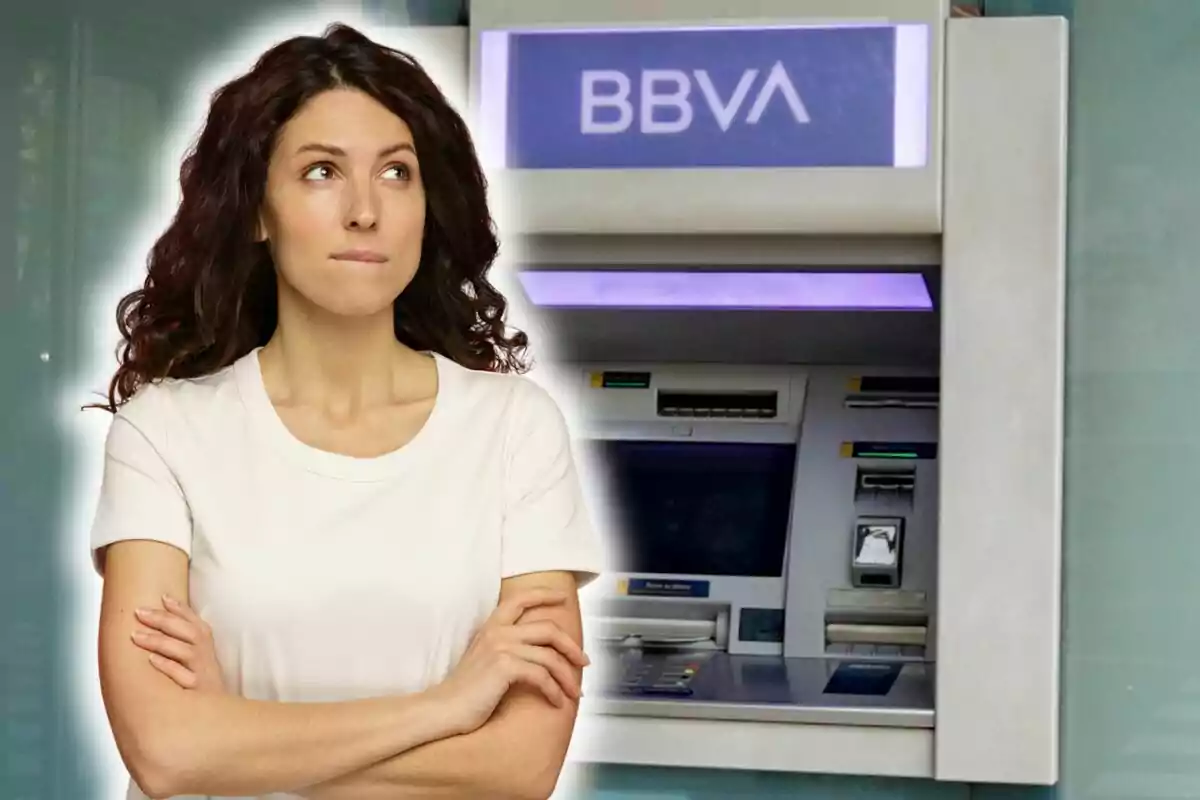 Una mujer con expresión pensativa está de pie frente a un cajero automático de BBVA.