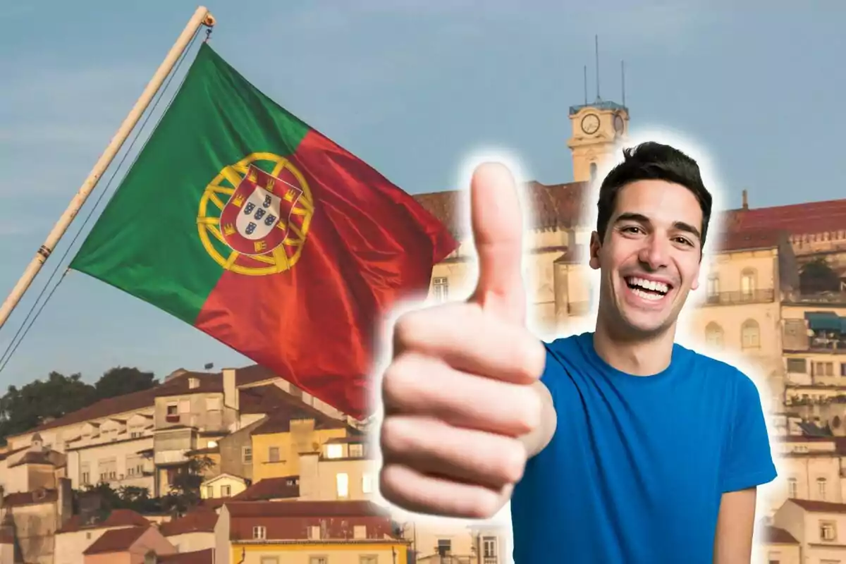 Home somrient amb polze cap amunt davant d'una bandera de Portugal i edificis de fons.