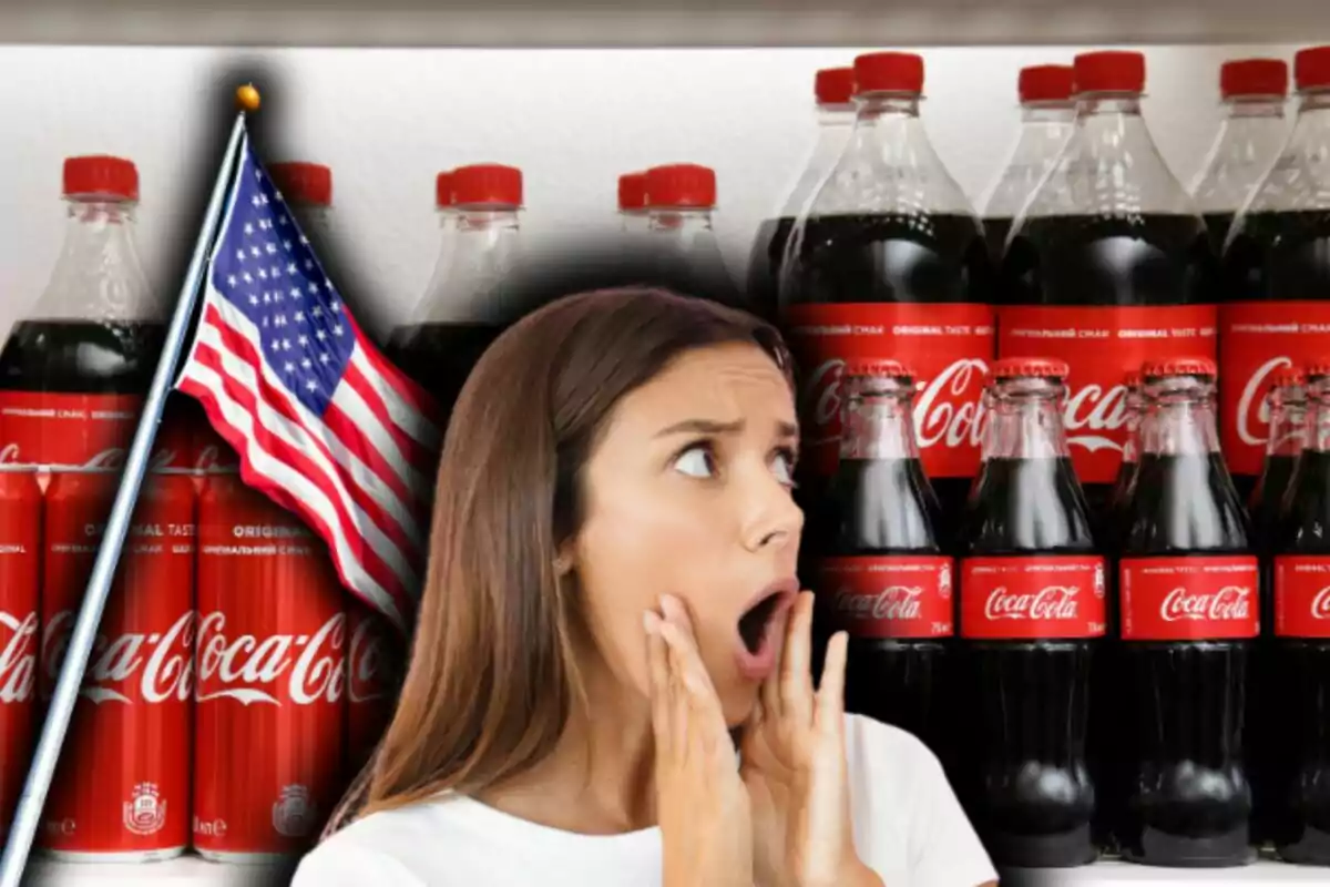 Una dona amb expressió de sorpresa davant d'ampolles i llaunes de Coca-Cola amb una bandera dels Estats Units al costat.