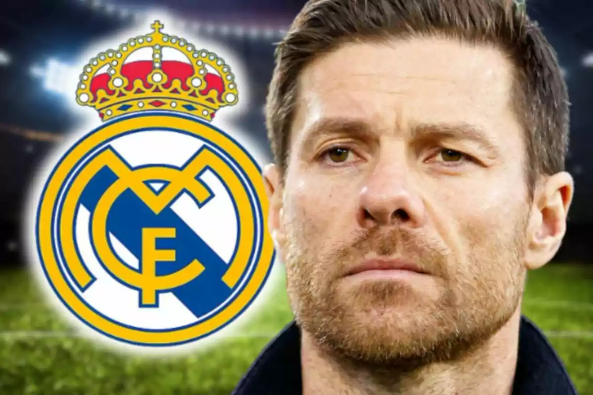 Muntatge de fotos de Xabi Alonso amb rostre seriós mirant al front amb l’escut del Reial Madrid de fons en un estadi de futbol il·luminat.
