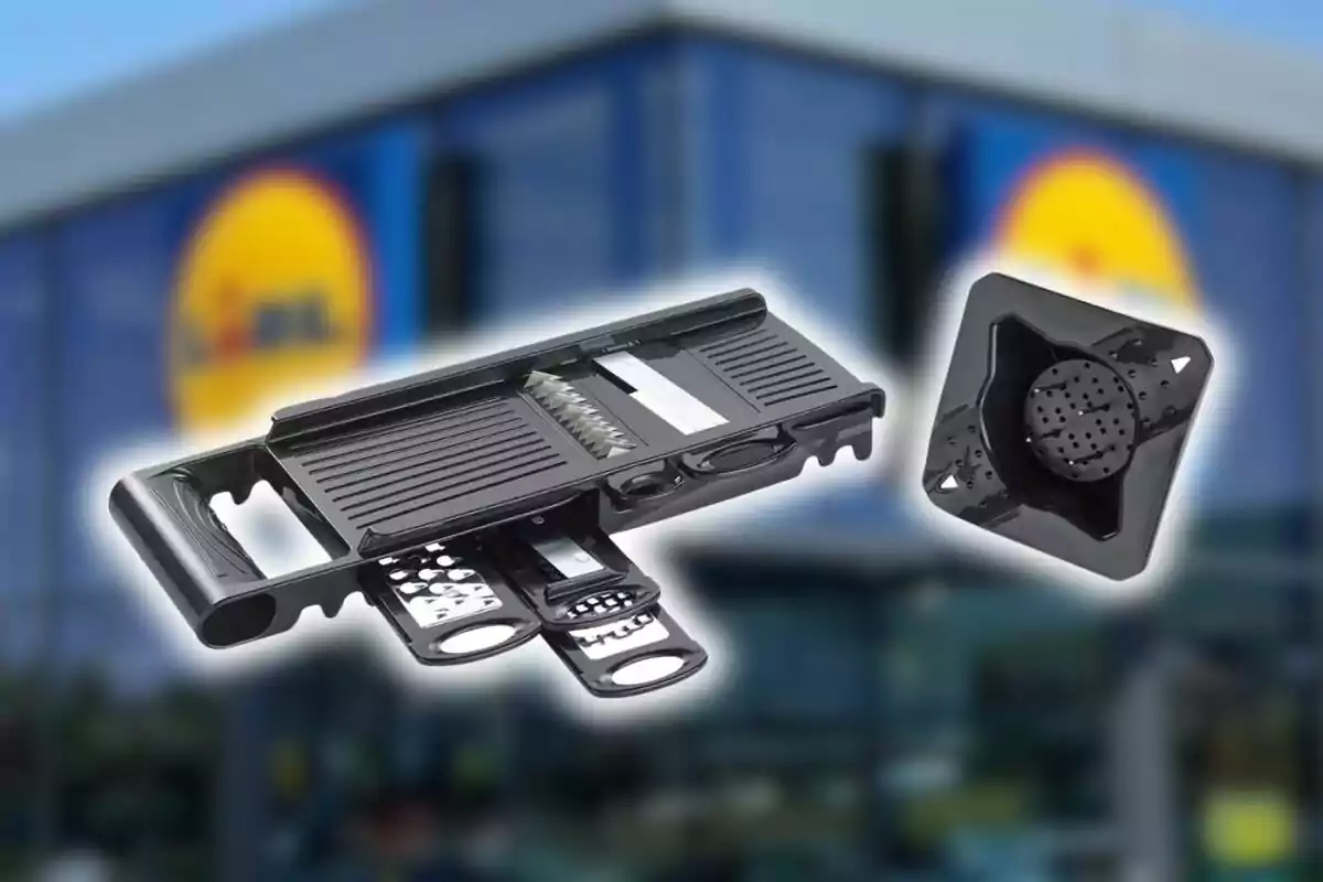 Una mandolina de cuina negra amb diversos accessoris davant d'un fons borros d'un supermercat Lidl. Una mandolina de cuina negra amb diversos accessoris davant d'un fons borros d'un supermercat Lidl.