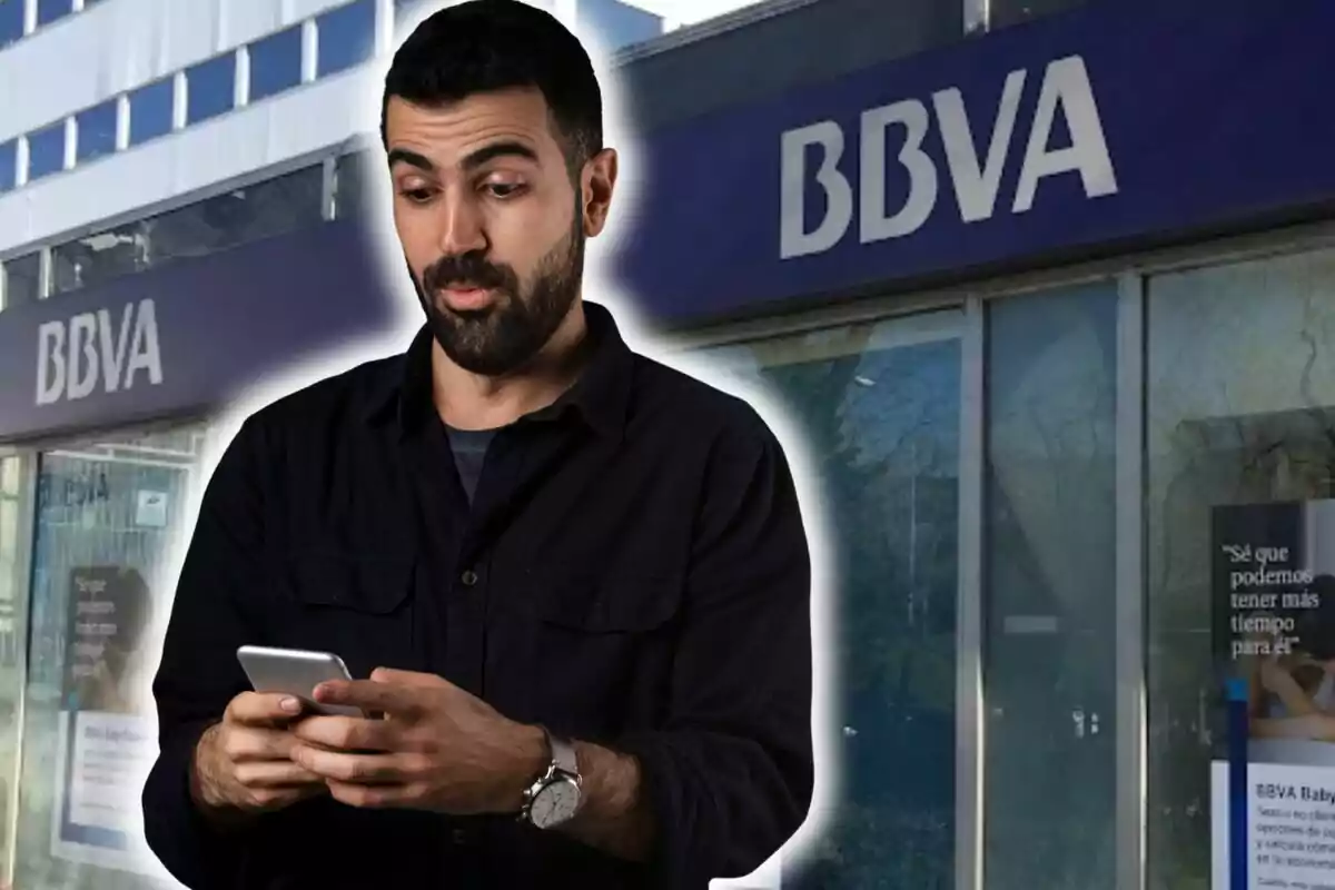 Muntatge de fotos d'un home mirant el telèfon davant d'una sucursal de BBVA.