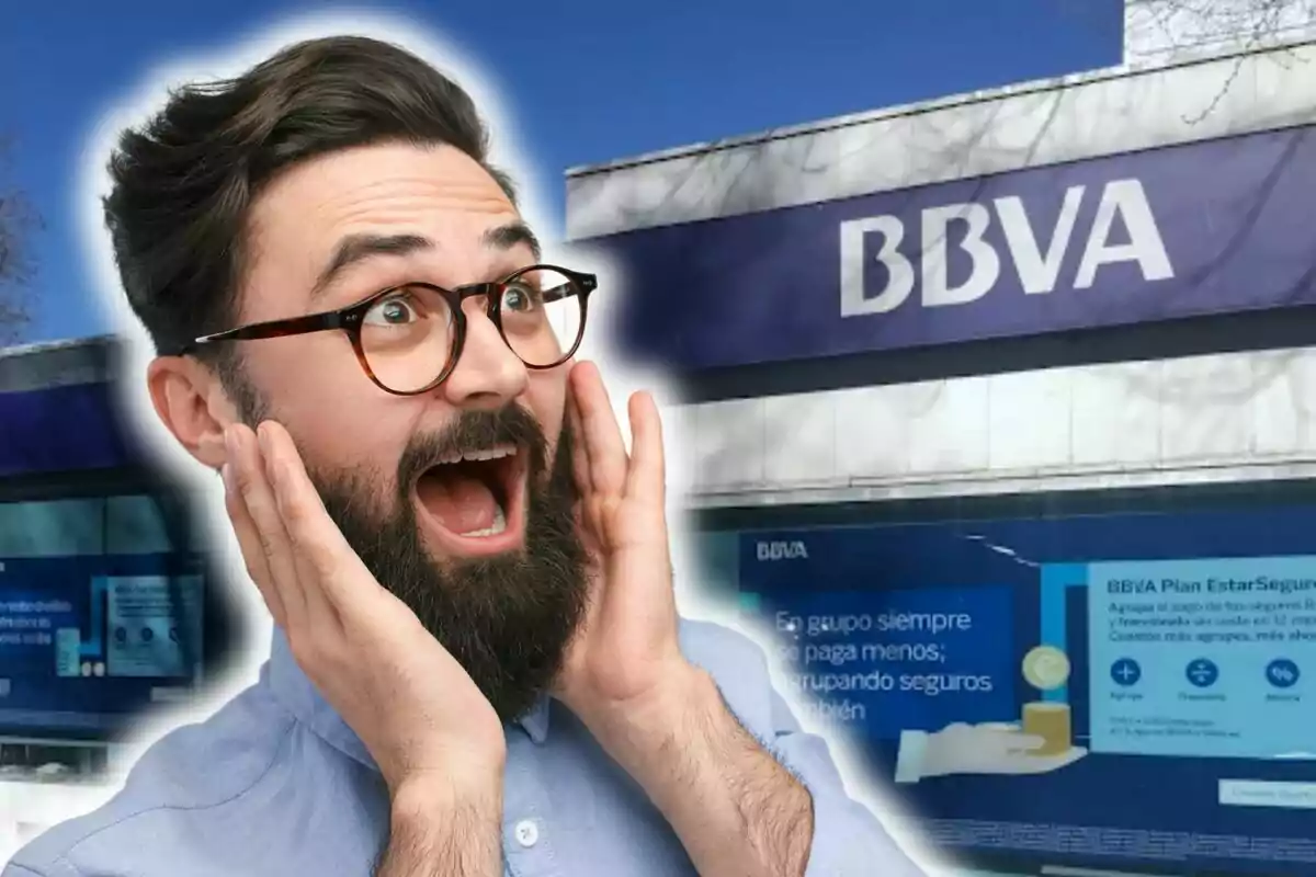 Un home amb expressió de sorpresa davant d'un edifici del BBVA.