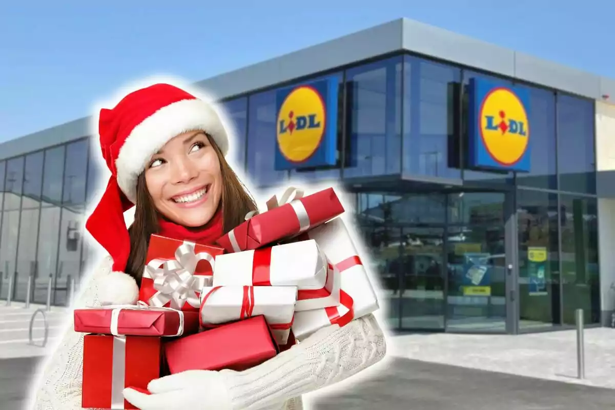 Dona somrient amb gorra de Nadal sostenint regals davant d'una botiga Lidl.