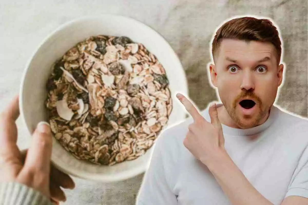 Una persona sorpresa assenyala un bol de granola.