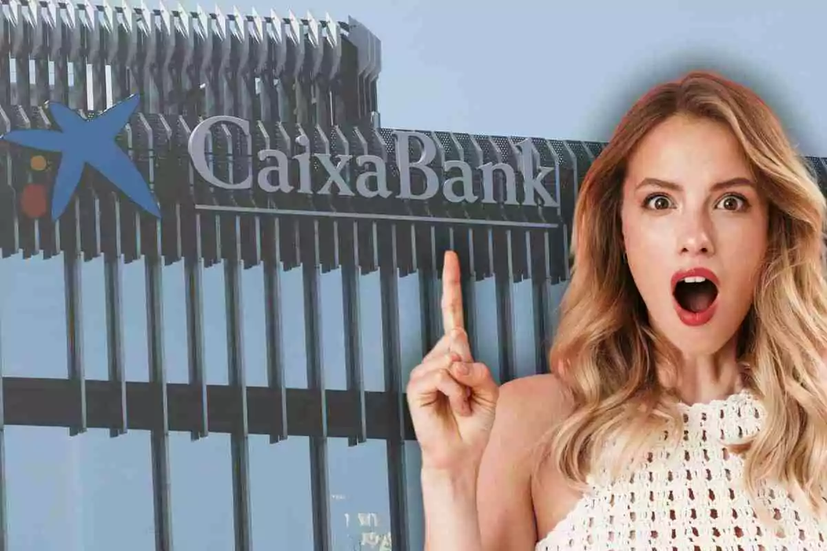 Una dona sorpresa assenyala cap al logotip de CaixaBank en un edifici modern. Una dona sorpresa assenyala cap al logotip de CaixaBank en un edifici modern.
